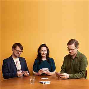 Vuokko Hovatta Kolmisin - Pysykää sängyssä sunnuntaisin download flac mp3